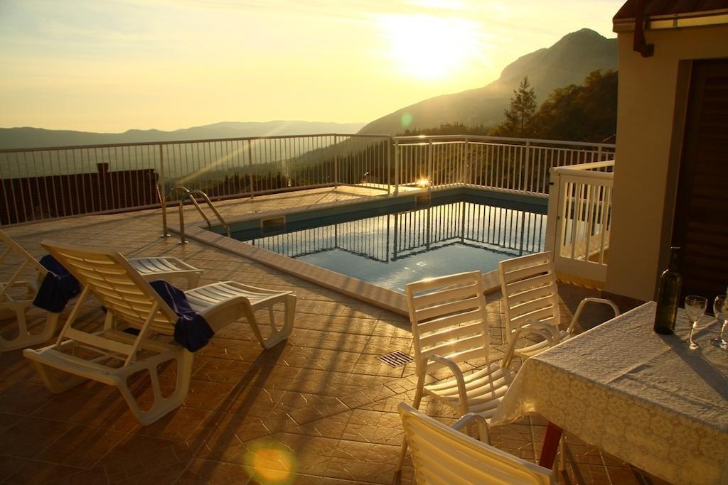 Holiday Home Urlovic Gruda Стая снимка